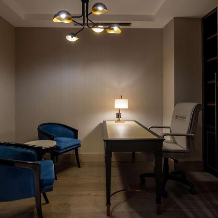 ฮิลตันมอลล์ออฟอิสตันบูล Hotel ภายนอก รูปภาพ The interior of the office of the President of the University of Novi Sad