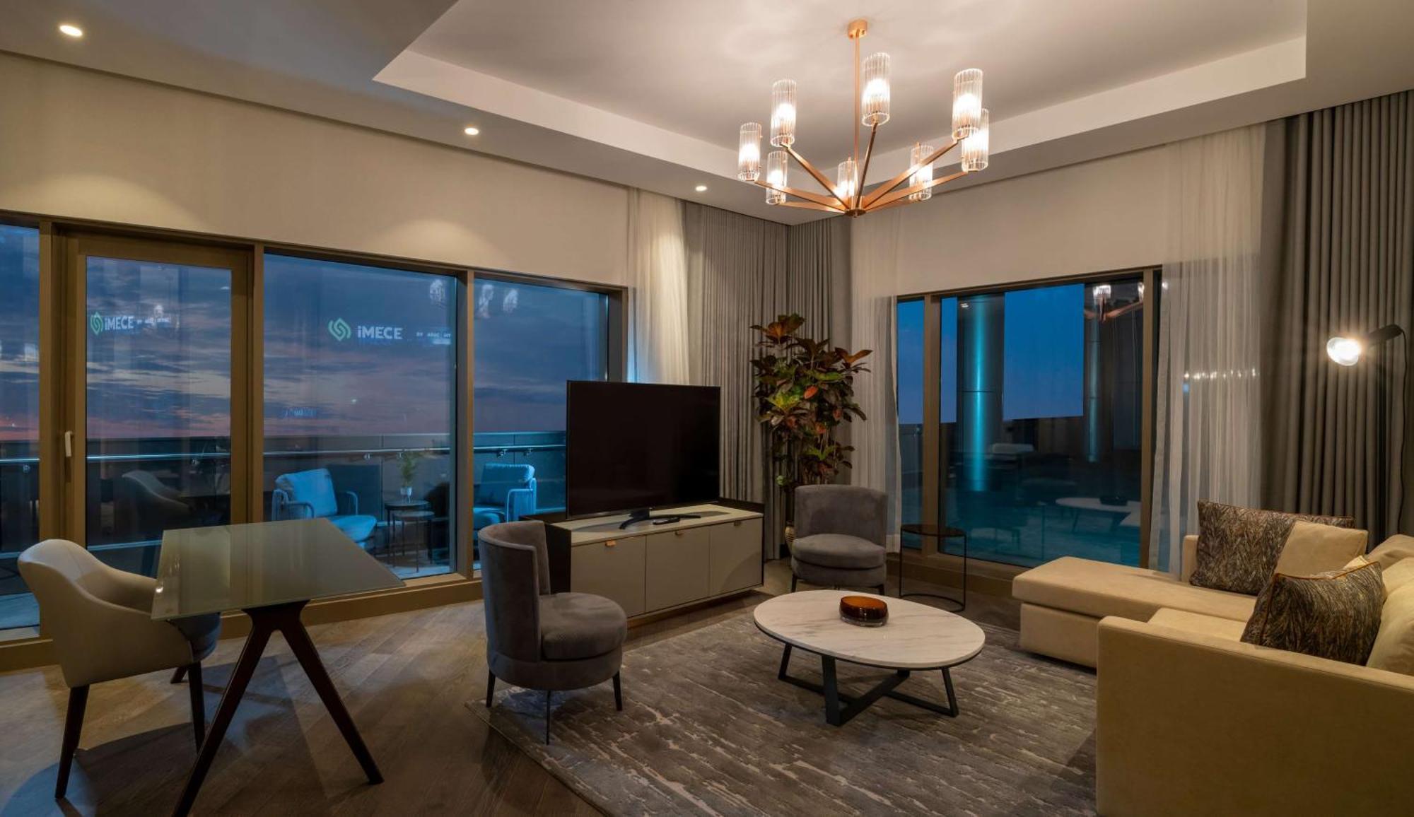 ฮิลตันมอลล์ออฟอิสตันบูล Hotel ภายนอก รูปภาพ A living room in a suite at the Ritz-Carlton, DIFC