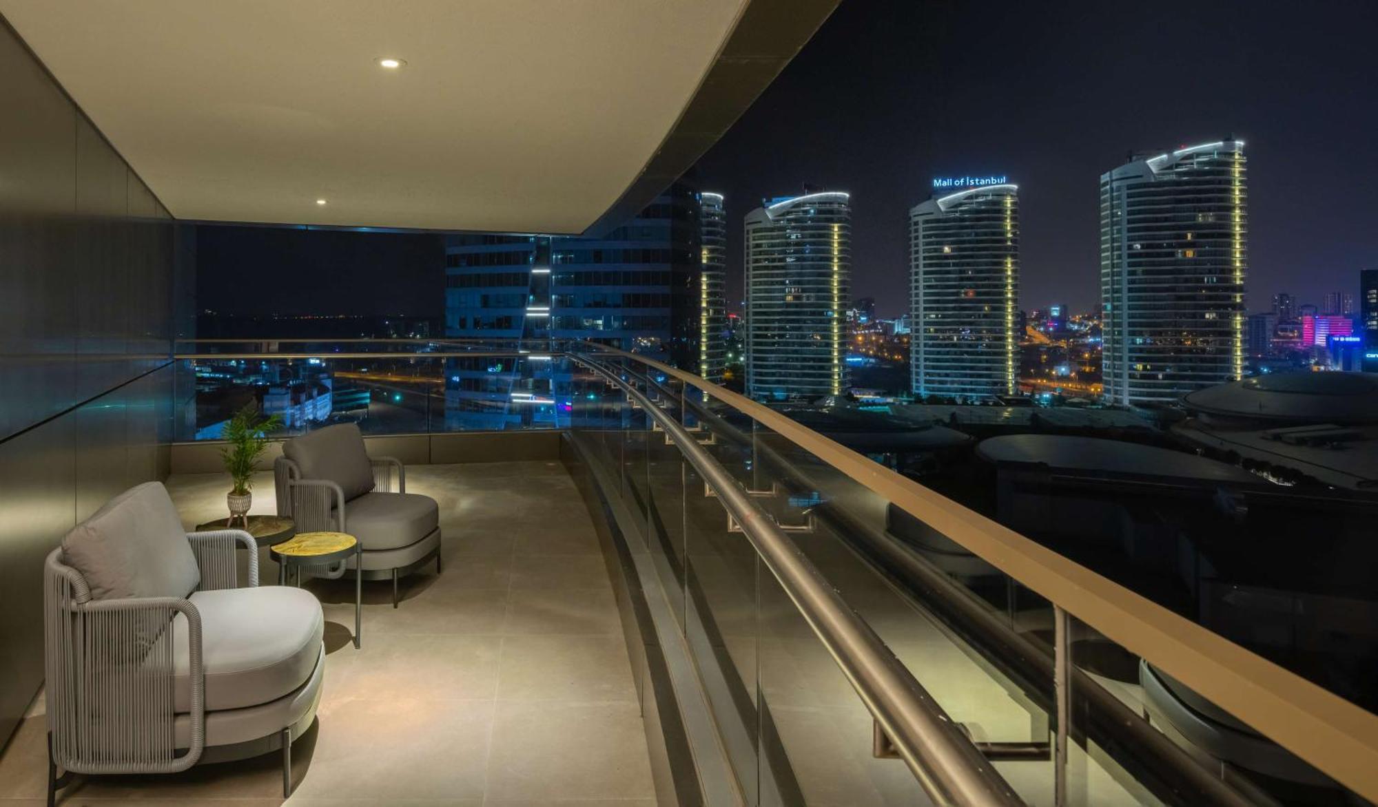 ฮิลตันมอลล์ออฟอิสตันบูล Hotel ภายนอก รูปภาพ View from the balcony of a suite at the Ritz-Carlton, DIFC