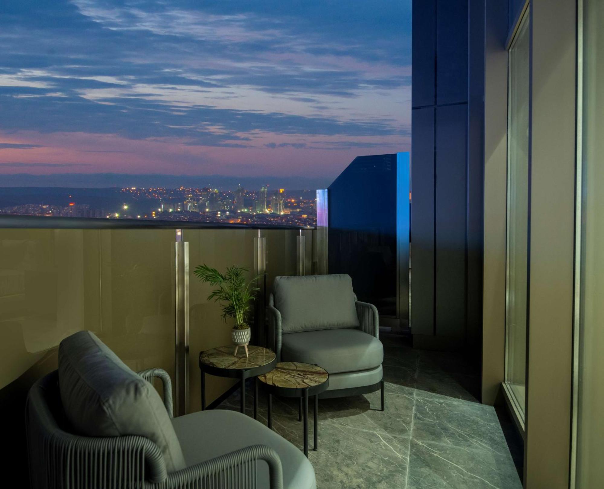 ฮิลตันมอลล์ออฟอิสตันบูล Hotel ภายนอก รูปภาพ View from the balcony of a Sky Suite